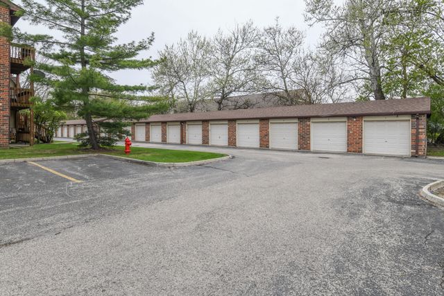 425 Berkshire Drive 16, Crystal Lake, IL 60014