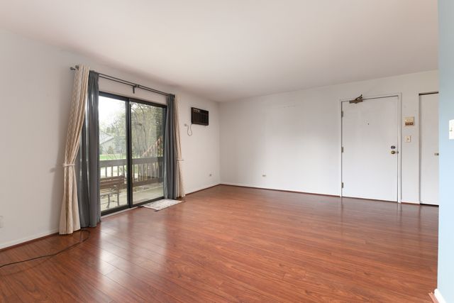 425 Berkshire Drive 16, Crystal Lake, IL 60014