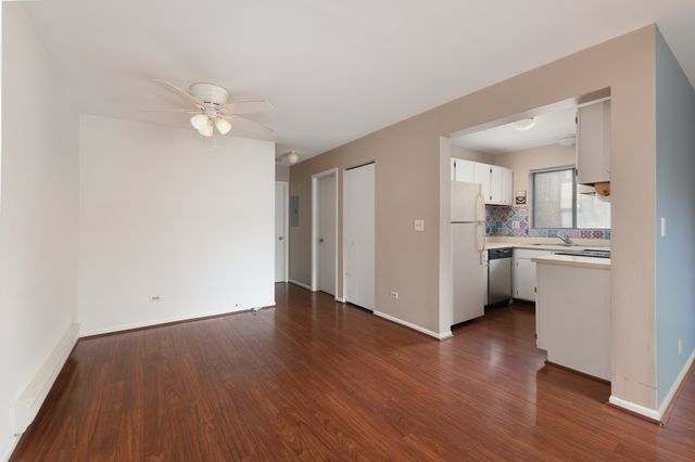 425 Berkshire Drive 16, Crystal Lake, IL 60014