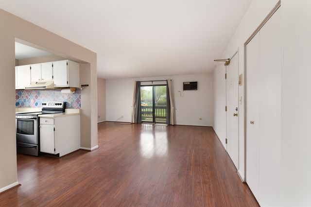 425 Berkshire Drive 16, Crystal Lake, IL 60014