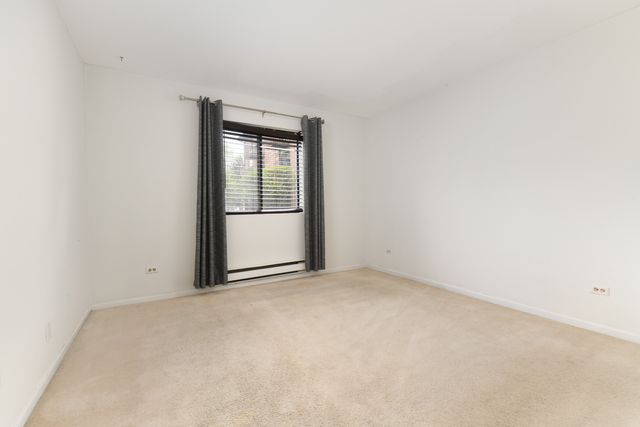 425 Berkshire Drive 16, Crystal Lake, IL 60014