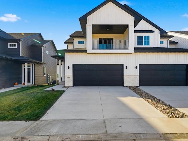 202 NE Doe Pointe Lane, Ankeny, IA 50021