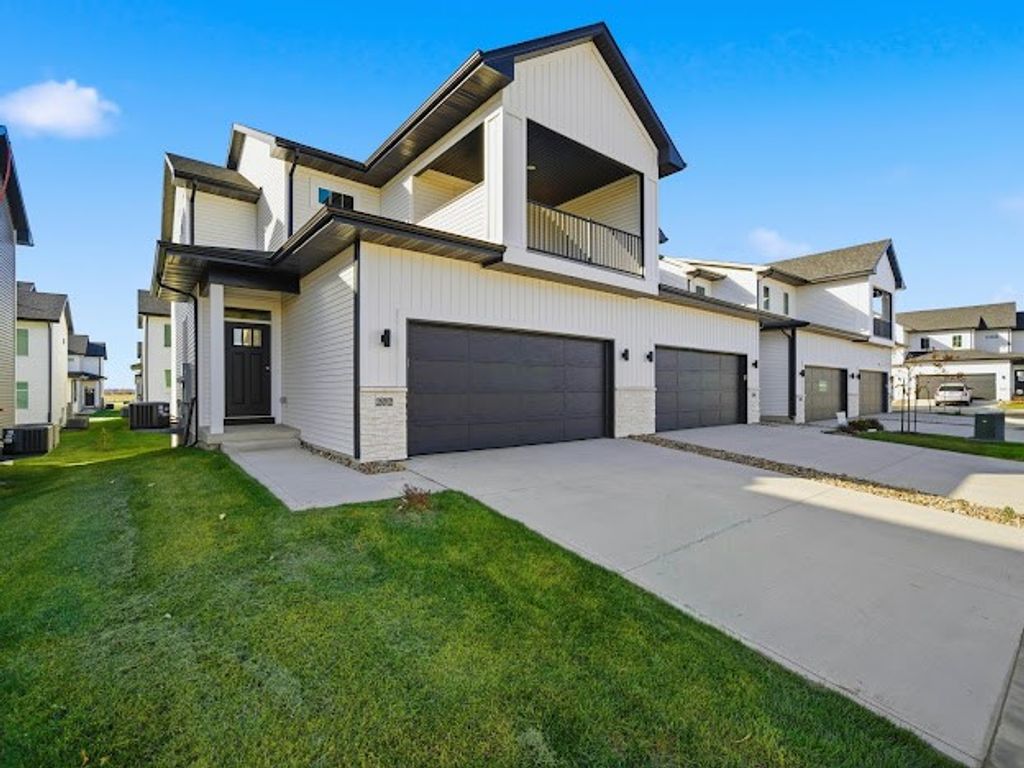 202 NE Doe Pointe Lane, Ankeny, IA 50021