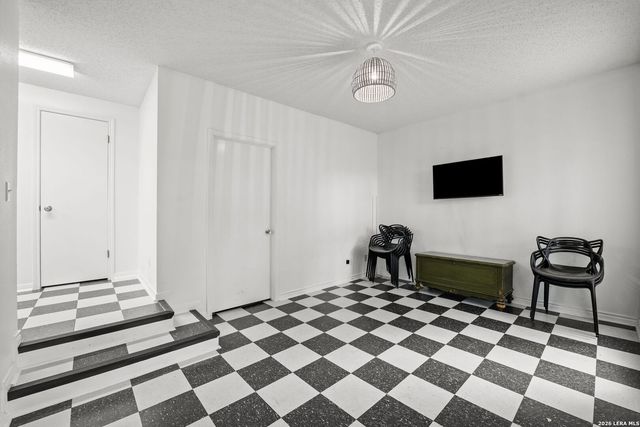 404 Sheraton, Terrell Hills, TX 78209