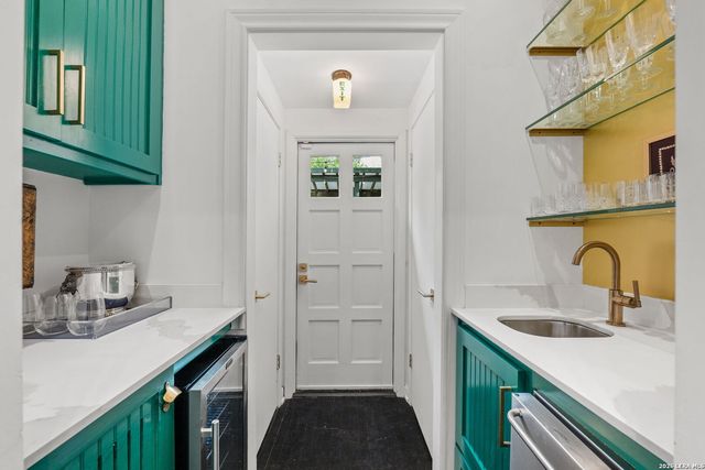 404 Sheraton, Terrell Hills, TX 78209