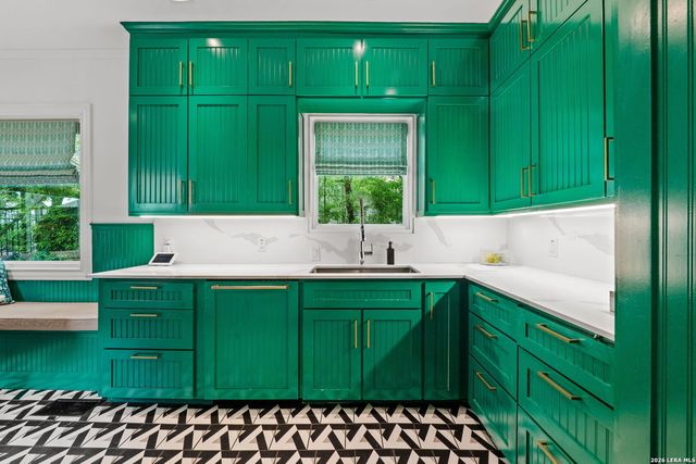 404 Sheraton, Terrell Hills, TX 78209