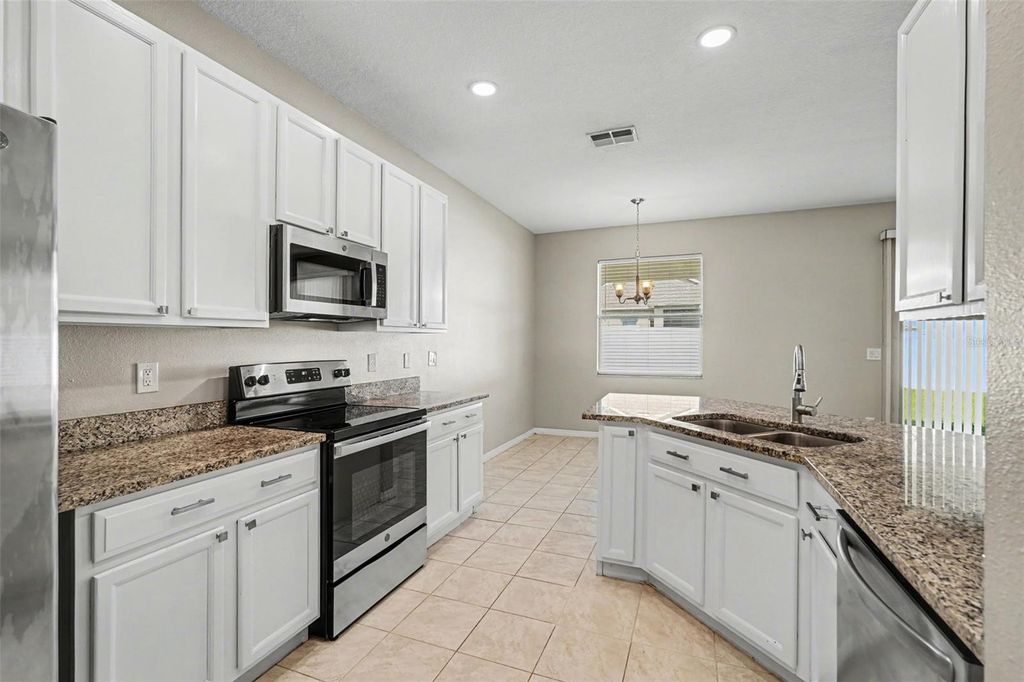 Image 12 of property listing at 408 THICKET CREST ROAD, Seffner, FL 33584