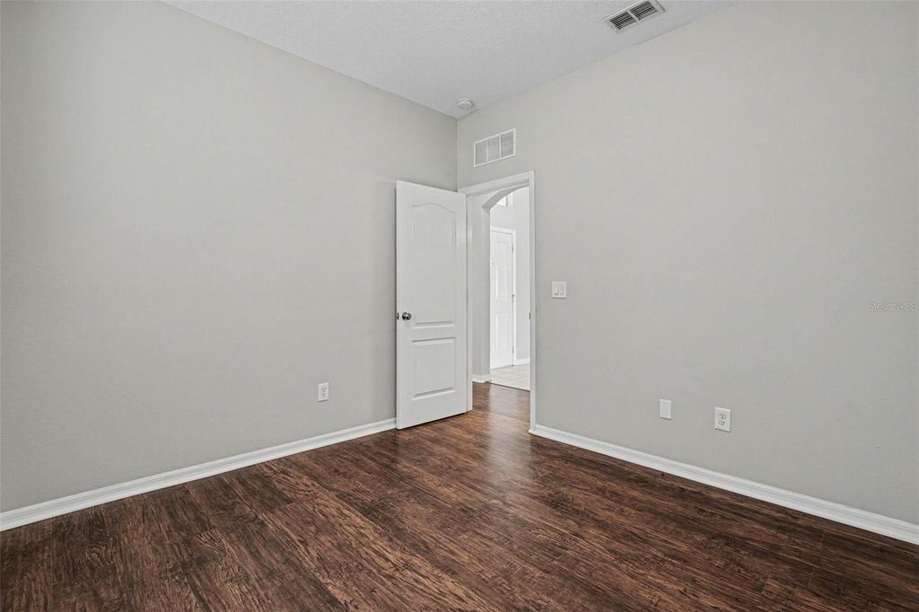 Image 16 of property listing at 408 THICKET CREST ROAD, Seffner, FL 33584