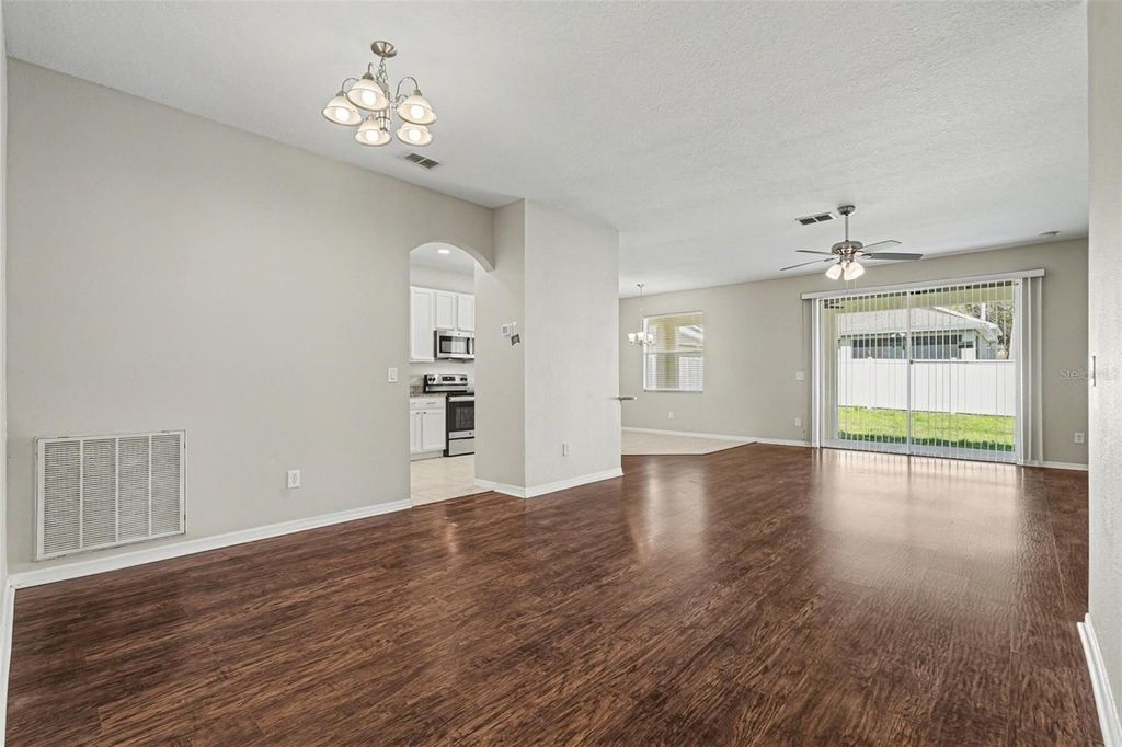 Image 3 of property listing at 408 THICKET CREST ROAD, Seffner, FL 33584