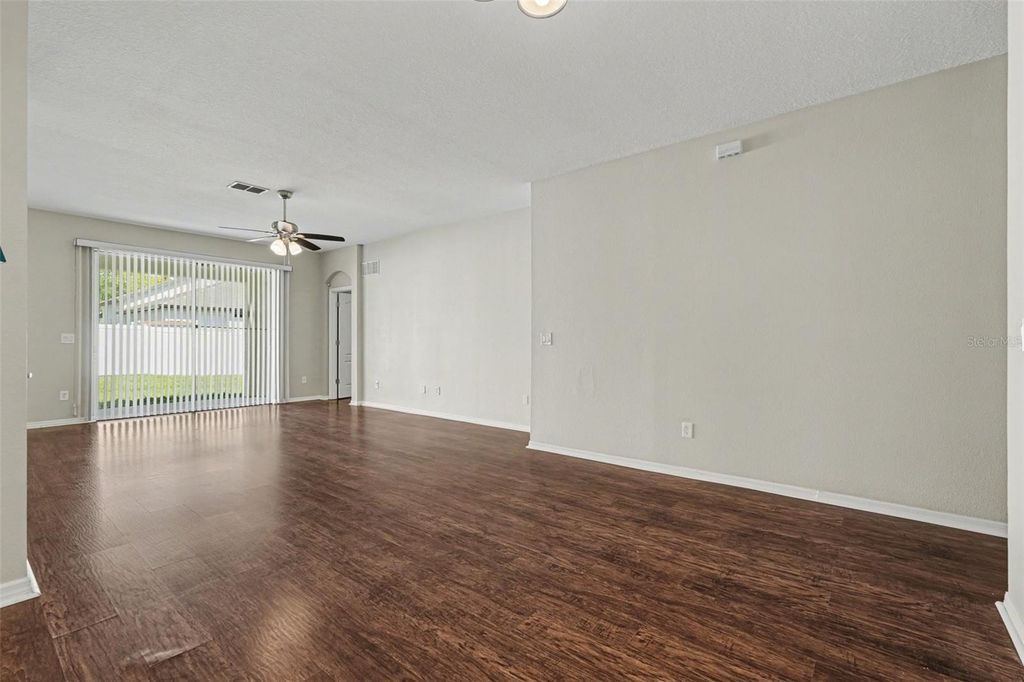 Image 4 of property listing at 408 THICKET CREST ROAD, Seffner, FL 33584