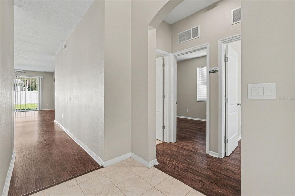 Image 5 of property listing at 408 THICKET CREST ROAD, Seffner, FL 33584