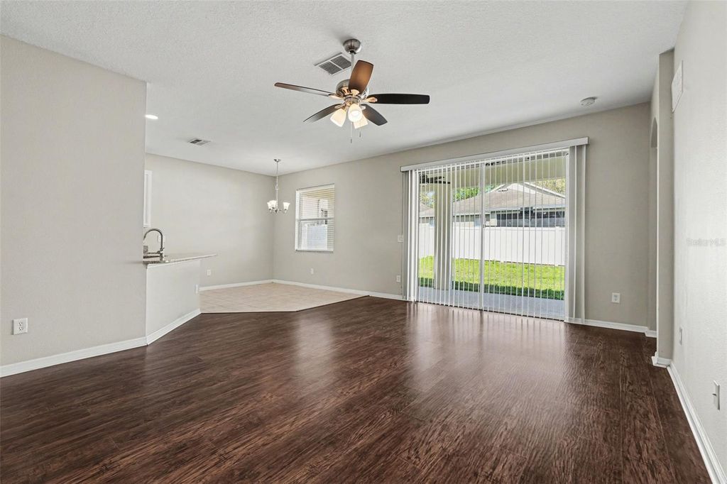 Image 6 of property listing at 408 THICKET CREST ROAD, Seffner, FL 33584