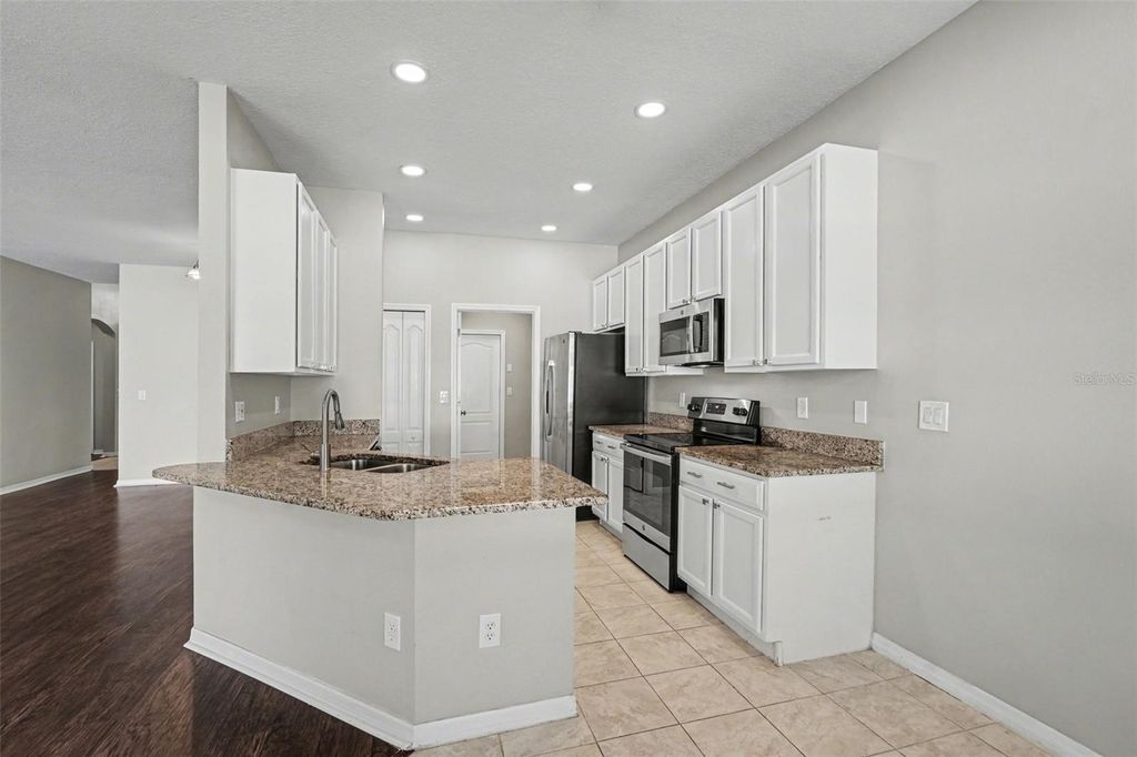 Image 10 of property listing at 408 THICKET CREST ROAD, Seffner, FL 33584