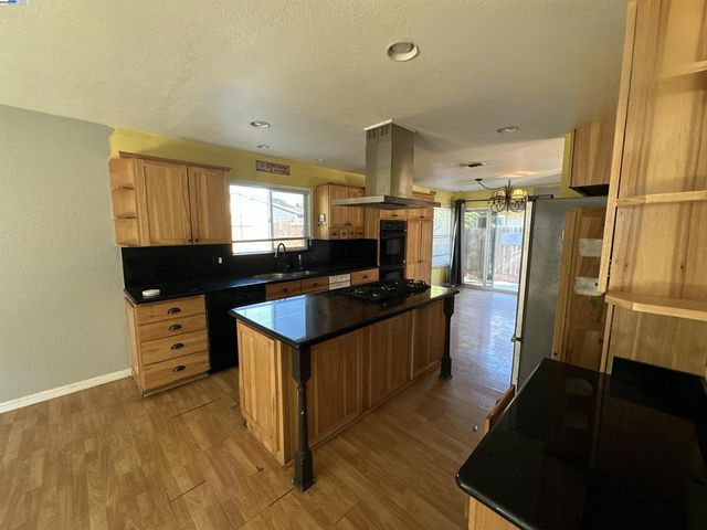 163 Stirling Dr, Vacaville, CA 95687