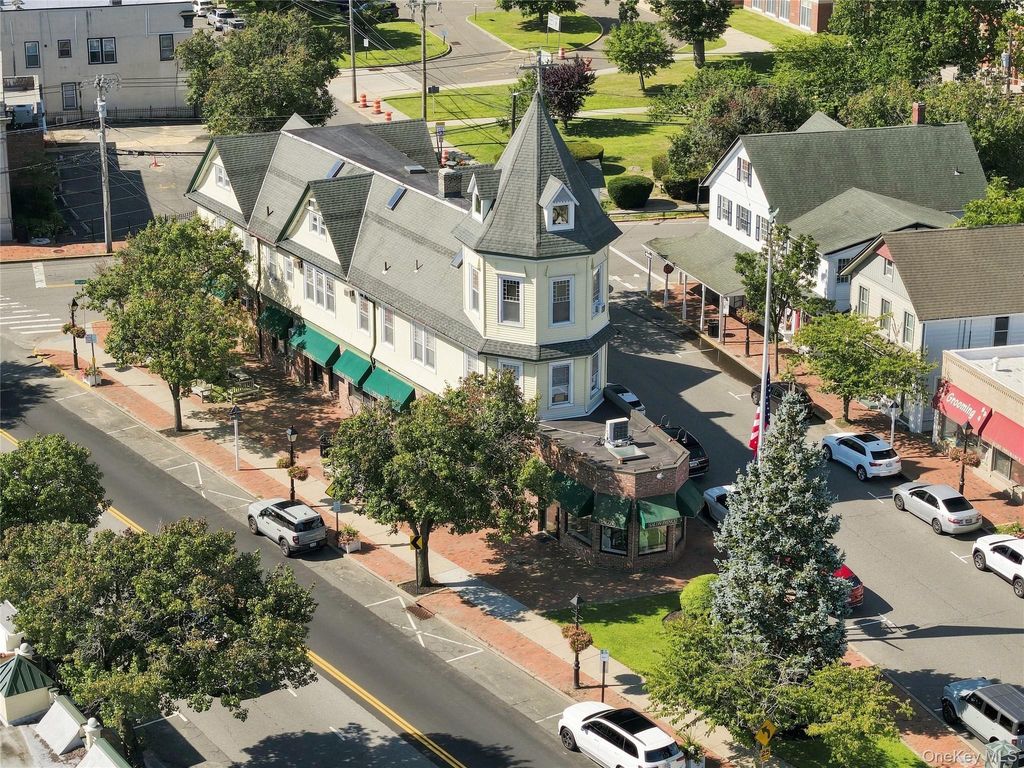 180 Broadway, Amityville, NY 11701 — exterior