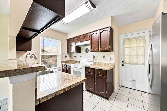 10127 Quiet Hill Road, La Porte, TX 77571
