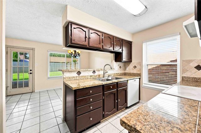 10127 Quiet Hill Road, La Porte, TX 77571