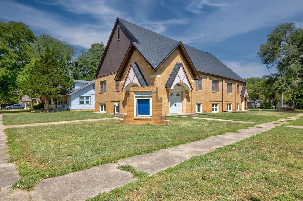 1020 E 12th Ave, Winfield, KS 67156