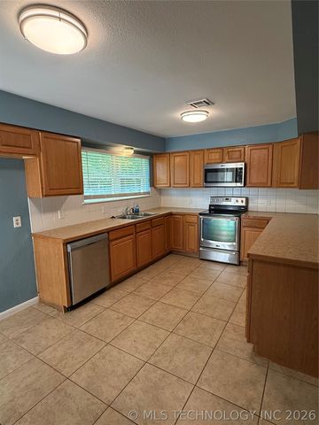 304 Heron Circle, Pryor, OK 74361
