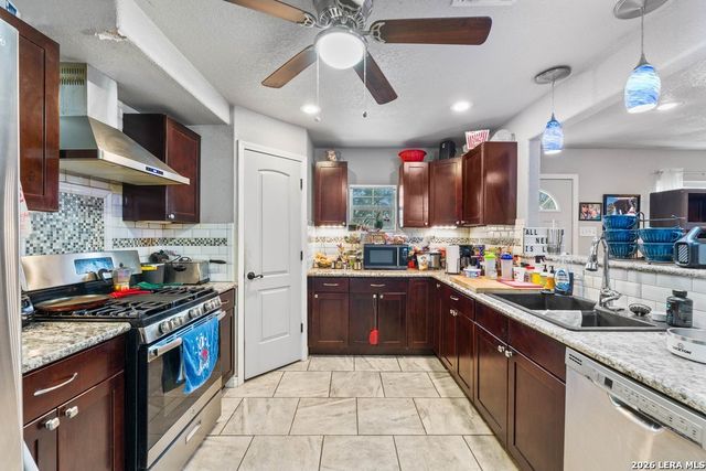 145 Lost Forest St, Live Oak, TX 78233