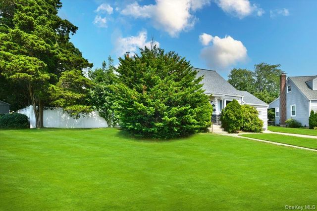 2 Ford Drive W, Massapequa, NY 11758