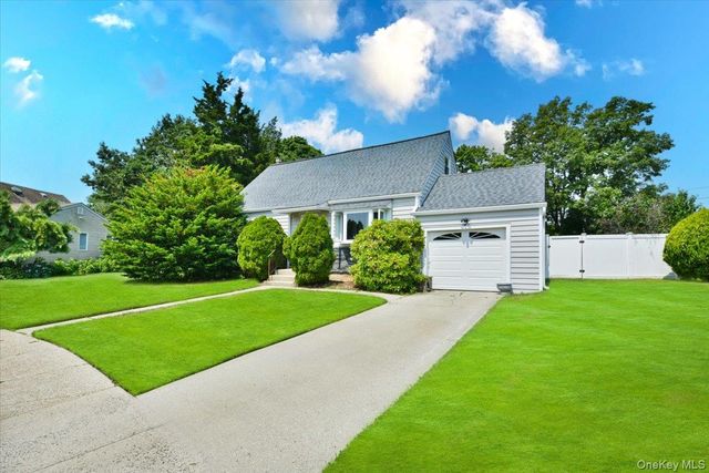 2 Ford Drive W, Massapequa, NY 11758