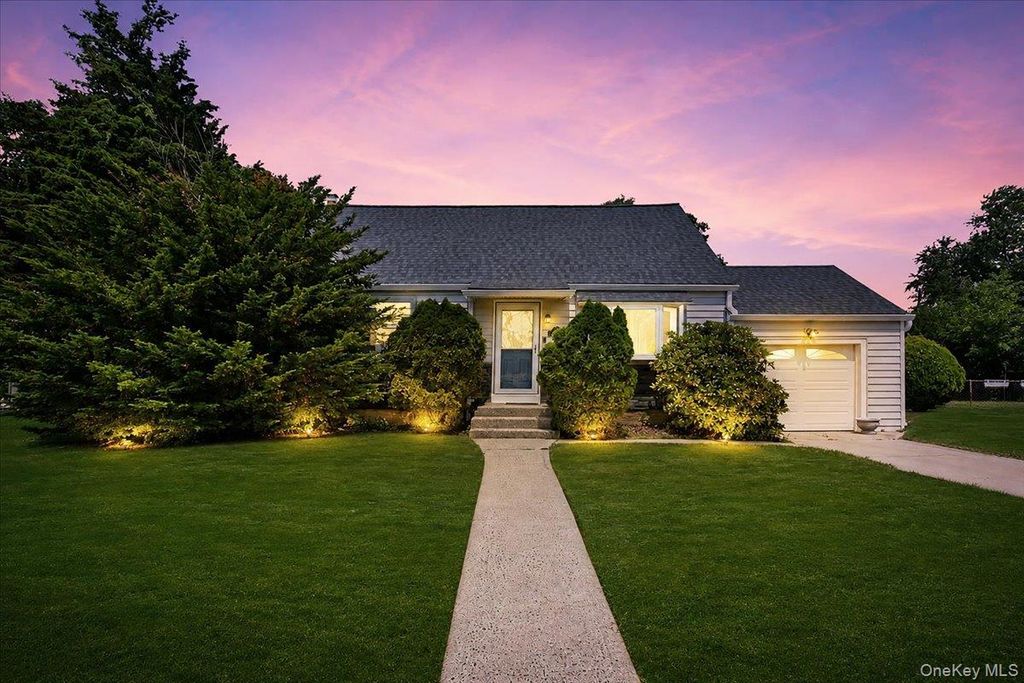 2 Ford Drive W, Massapequa, NY 11758