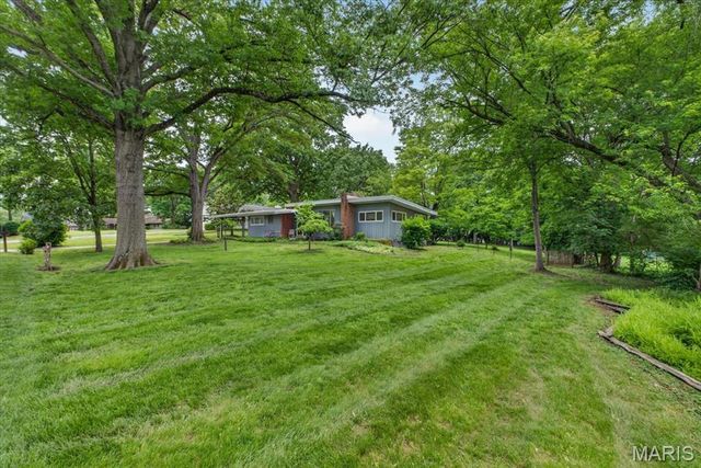 33 Topping Lane, Des Peres, MO 63131