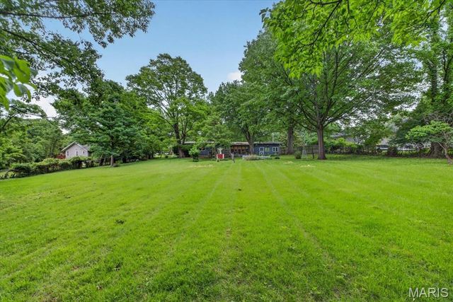 33 Topping Lane, Des Peres, MO 63131