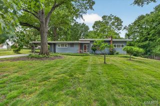 33 Topping Lane, Des Peres, MO 63131