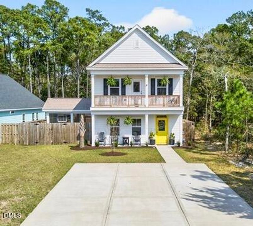 1212 N Caswell Avenue, Southport, NC 28461