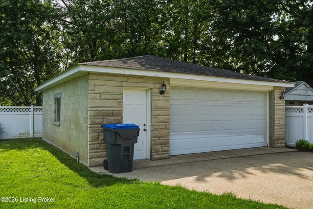 7100 Feyhurst Dr, Louisville, KY 40258