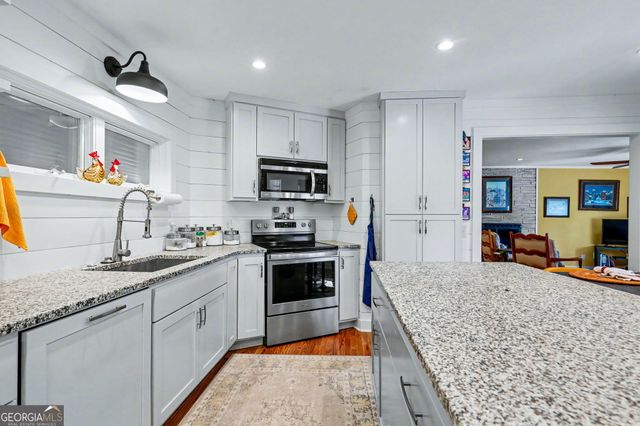 221 Valley Street, Clayton, GA 30525