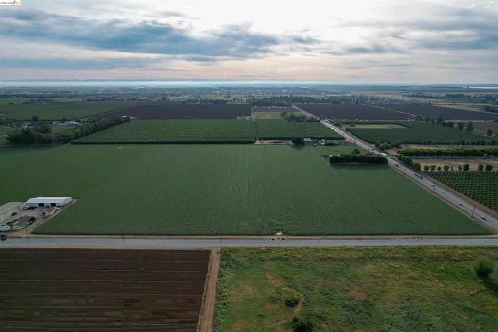 Image 10 of property listing at 25685 Marsh Creek Road, Brentwood, CA 94513