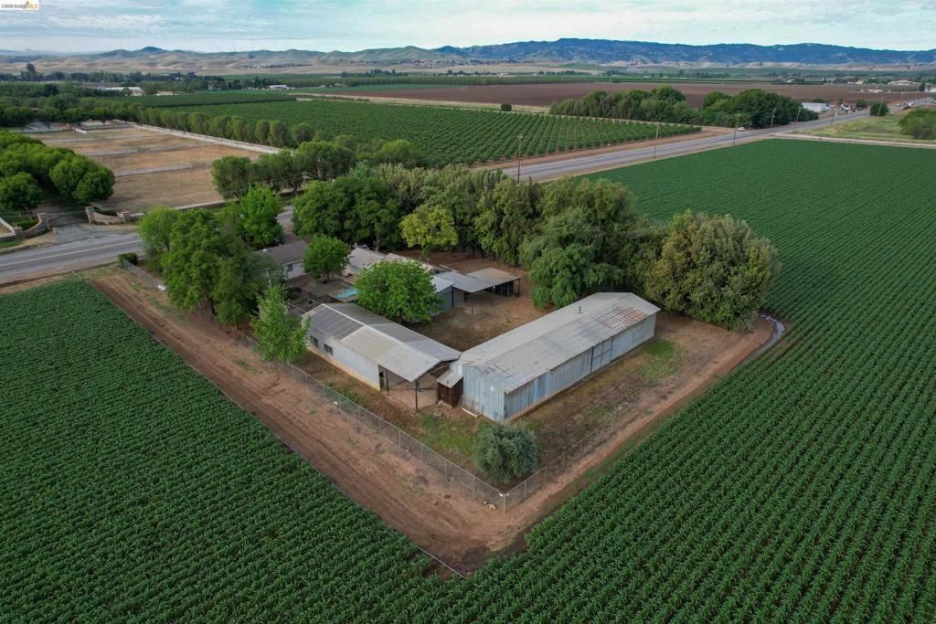 Image 13 of property listing at 25685 Marsh Creek Road, Brentwood, CA 94513