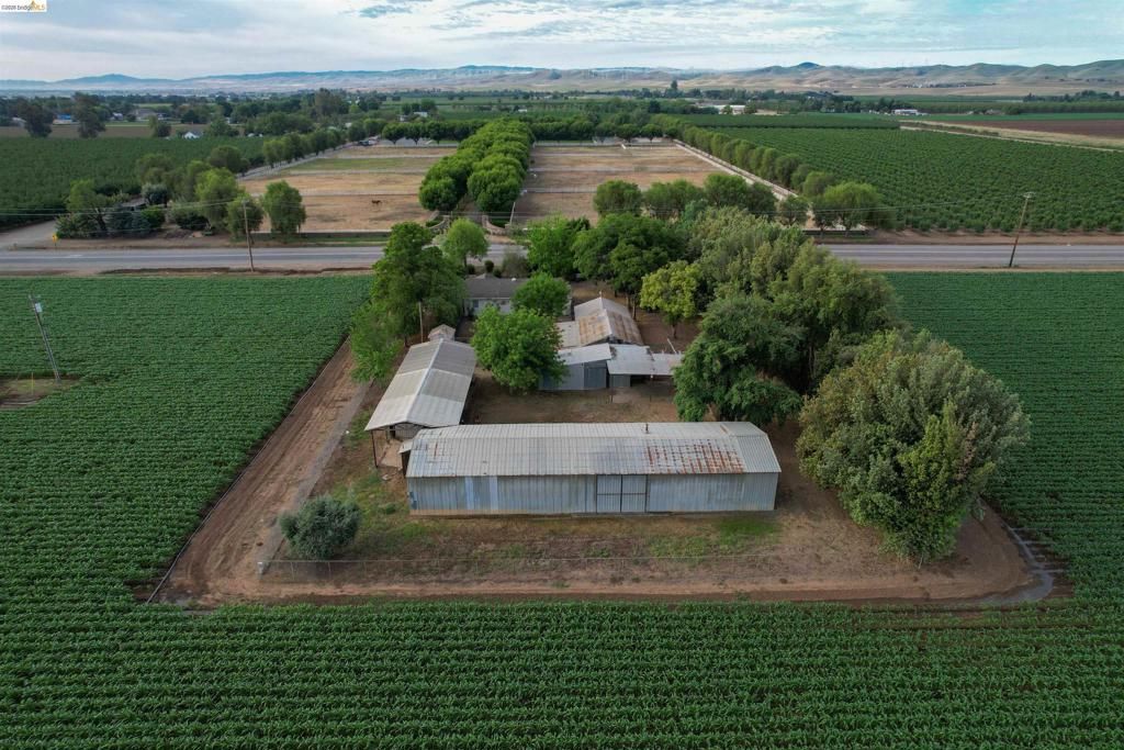 Image 14 of property listing at 25685 Marsh Creek Road, Brentwood, CA 94513