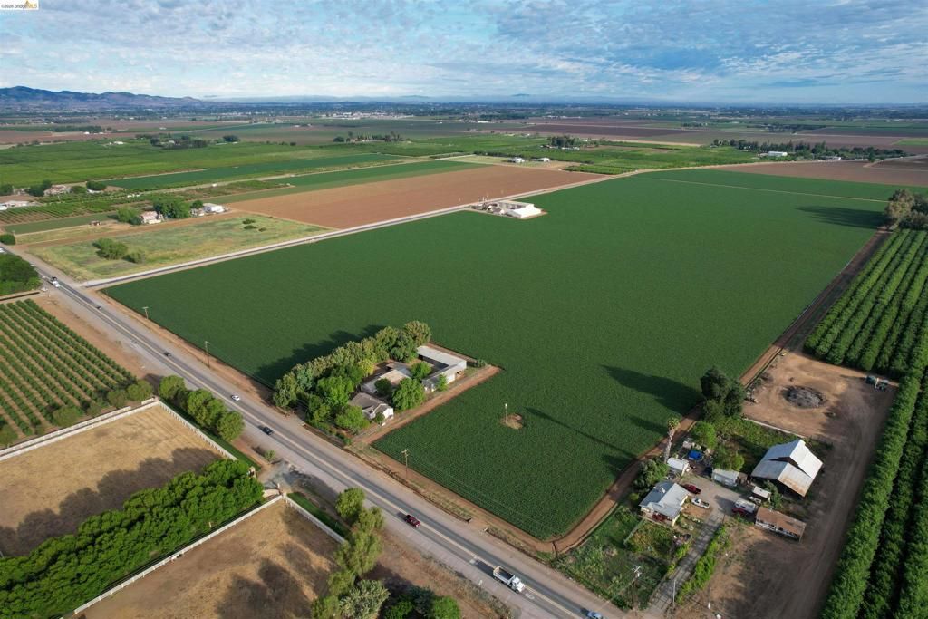 Image 5 of property listing at 25685 Marsh Creek Road, Brentwood, CA 94513