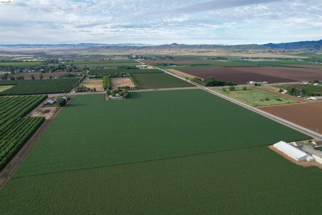 Image 8 of property listing at 25685 Marsh Creek Road, Brentwood, CA 94513