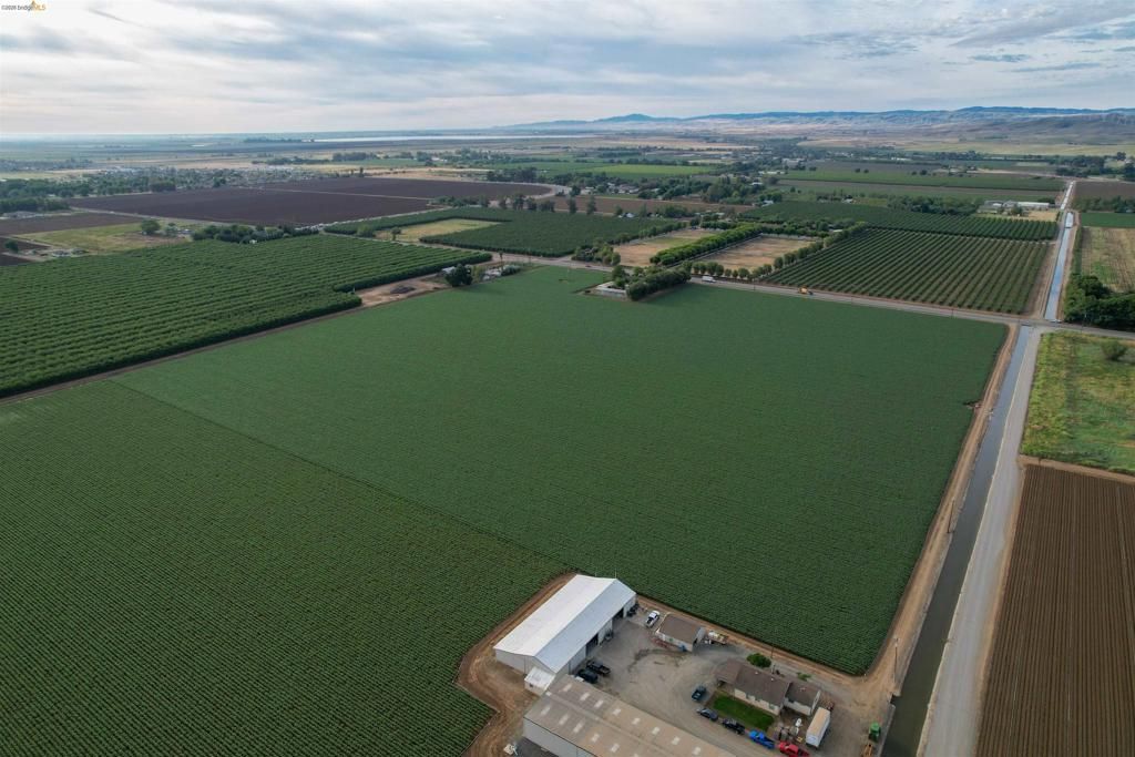 Image 9 of property listing at 25685 Marsh Creek Road, Brentwood, CA 94513