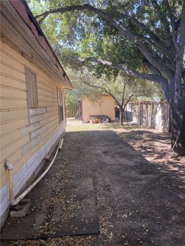 205 Monterrey St, Alice, TX 78332