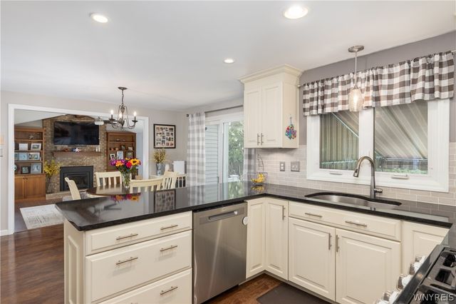 17 Spruceland, Lancaster, NY 14086