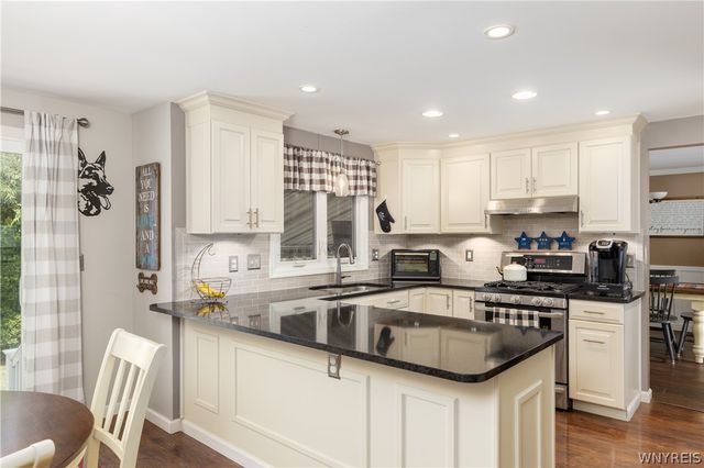 17 Spruceland, Lancaster, NY 14086