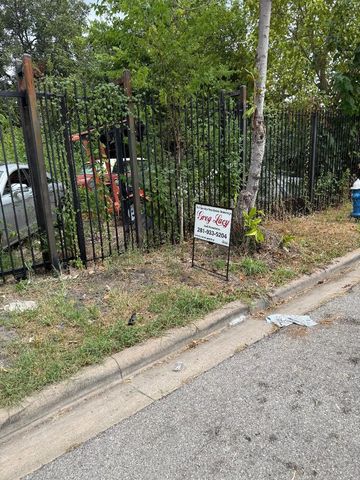 8918 Bellflower Street, Houston, TX 77063