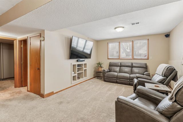 202 NE Crestmoor Place, Ankeny, IA 50021