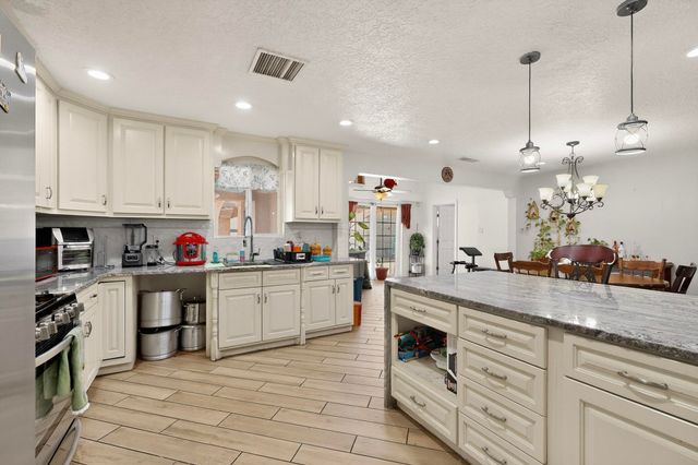 1233 Jenaro Street SW, Albuquerque, NM 87121