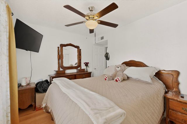 1233 Jenaro Street SW, Albuquerque, NM 87121