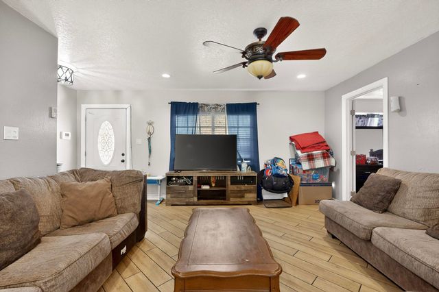 1233 Jenaro Street SW, Albuquerque, NM 87121