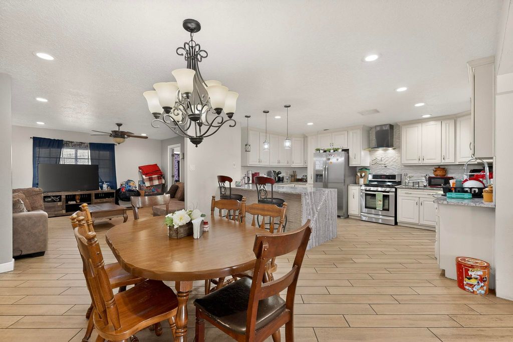 Image 10 of property listing at 1233 Jenaro Street SW, Albuquerque, NM 87121