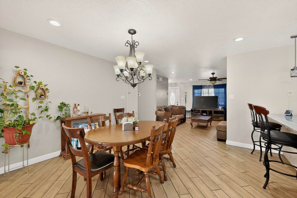 Image 12 of property listing at 1233 Jenaro Street SW, Albuquerque, NM 87121