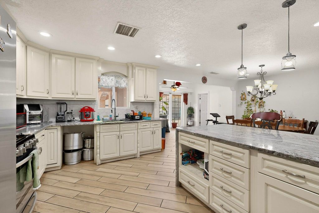 Image 14 of property listing at 1233 Jenaro Street SW, Albuquerque, NM 87121